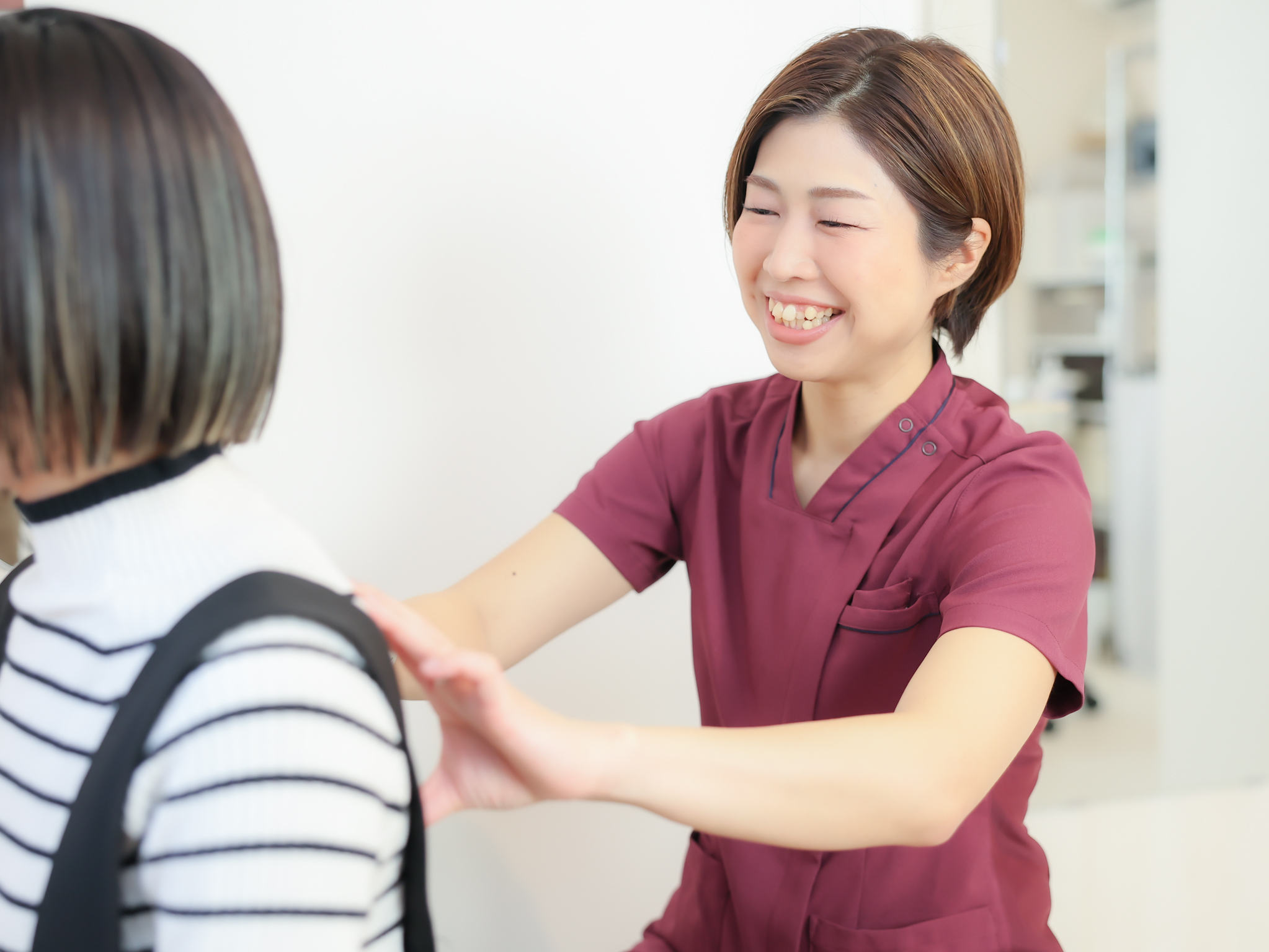 お客様の姿勢と首肩の動きを確認する髙中沙樹